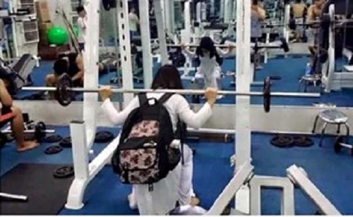 Nữ sinh mặc áo dài “khỏe nhất vịnh Bắc Bộ“