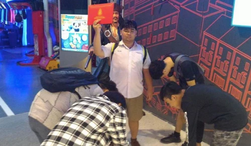 Cười sặc nam sinh vác bằng cấp 3 đi khoe khắp nơi