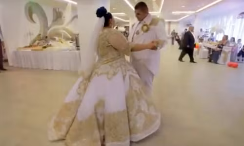 Tận mục chiếc váy cưới dát vàng, đính đá quý 4,8 tỷ