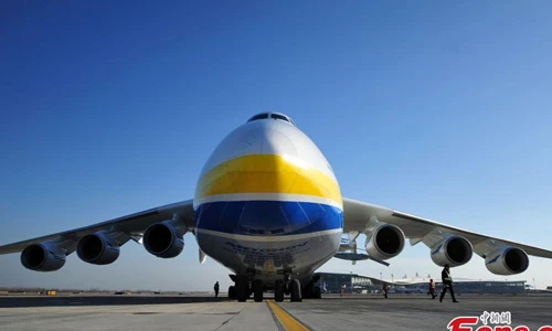 Máy bay vận tải lớn nhất thế giới đáp xuống sân bay TQ