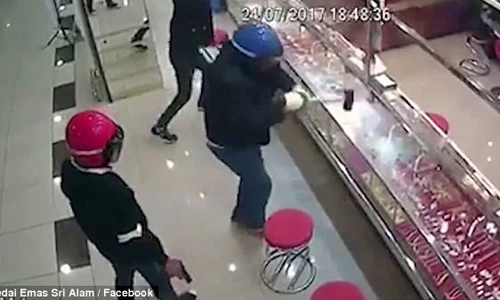 Băng cướp táo tợn dùng búa tạ cướp nữ trang