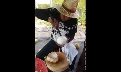 Ấn tượng cách gọt dừa lấy nguyên ruột siêu đỉnh