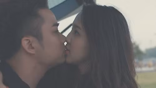 Chia tay Linh Miu, Hữu Công “khóa môi tình mới” Linh Kiu