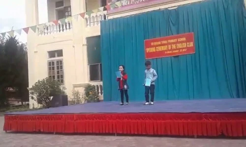Video: Choáng với 2 “MC tiểu học” dẫn tiếng Anh trôi chảy, điêu luyện