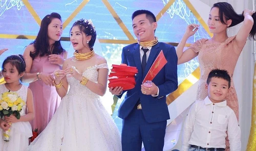 Đám cưới Nghệ An: Dâu, rể được tặng ôtô, sổ đỏ biệt thự