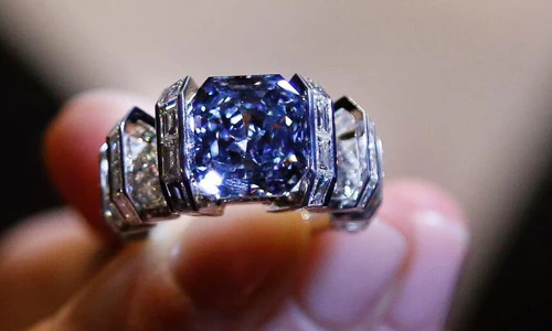 Cận cảnh viên kim cương xanh quý hiếm đấu giá 25 triệu USD