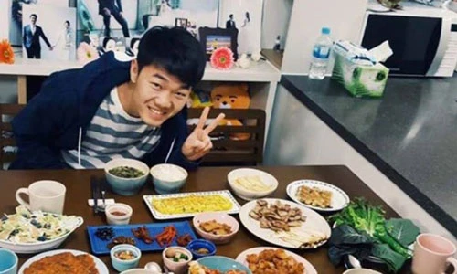 Ảnh ngày bé cực đáng yêu của đội trưởng Trường Híp khiến fan nữ thích mê