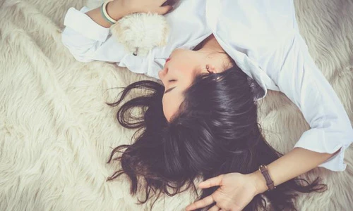 Nguy hiểm khôn lường từ thói quen để tóc ướt đi ngủ