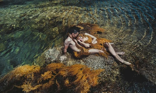 Cặp đôi Hà thành mặc đồ... rêu chụp ảnh cưới dưới nước