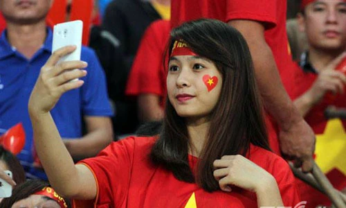 Fan nữ xinh đẹp hết lòng cổ vũ tuyển Việt Nam