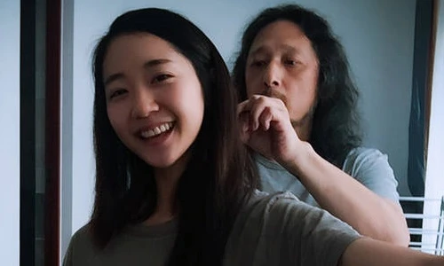 Hot girl xinh đẹp lấy chồng đáng tuổi bố gây xôn xao