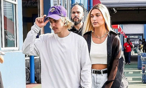 Justin Bieber ăn mặc xuề xòa, tình tứ đi xem ca nhạc cùng bạn gái
