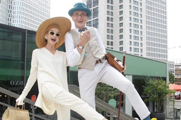 Cặp vợ chồng U80 gây sốt bởi phong cách thời trang quý tộc