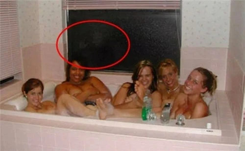 Rùng mình với những vị khách không mời trong ảnh