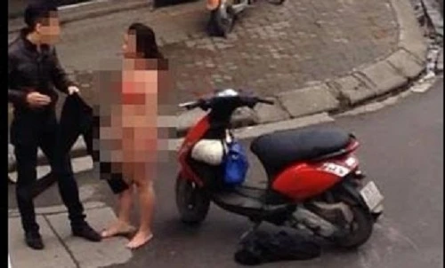 Phút hớ hênh của quý cô Việt khi “gặp hạn” trên phố