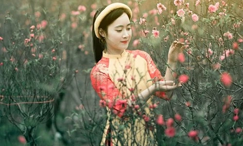 Cô giáo dạy Địa xinh đẹp trong bộ ảnh Tết của học trò