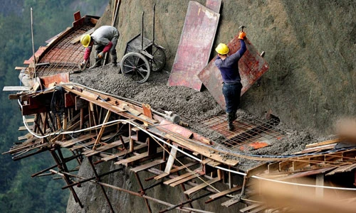 Bán mạng để xây đường nguy hiểm trên núi