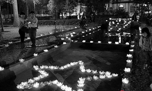 Ảnh người dân thắp nến tri ân ĐT Võ Nguyên Giáp