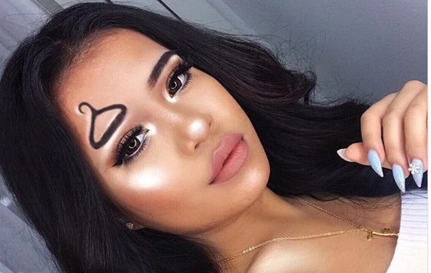 Trào lưu vẽ lông mày kỳ dị nhất trên mạng