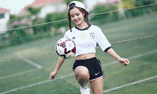 “Bạn gái Sơn Tùng MTP” trổ tài tâng bóng trên sân cỏ