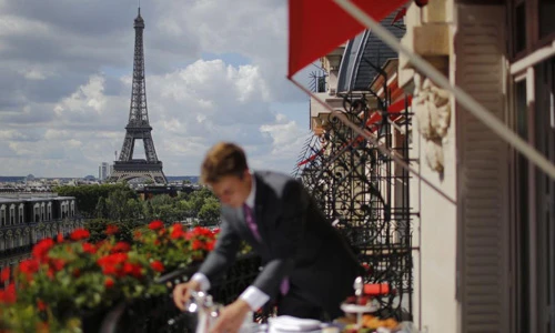 Bên trong khách sạn 5 sao thỏa thích ngắm tháp Eiffel