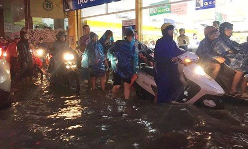 Người Hà Nội lại lội bì bõm sau cơn mưa rào