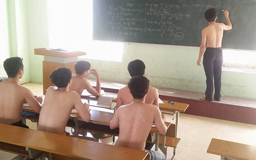 Khoảnh khắc hài khó đỡ ngày Hà Nội nóng kỷ lục 41 độ