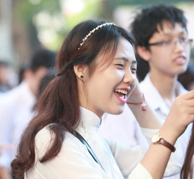 Nữ sinh cấp 3 đẹp tinh khôi trong ngày khai giảng