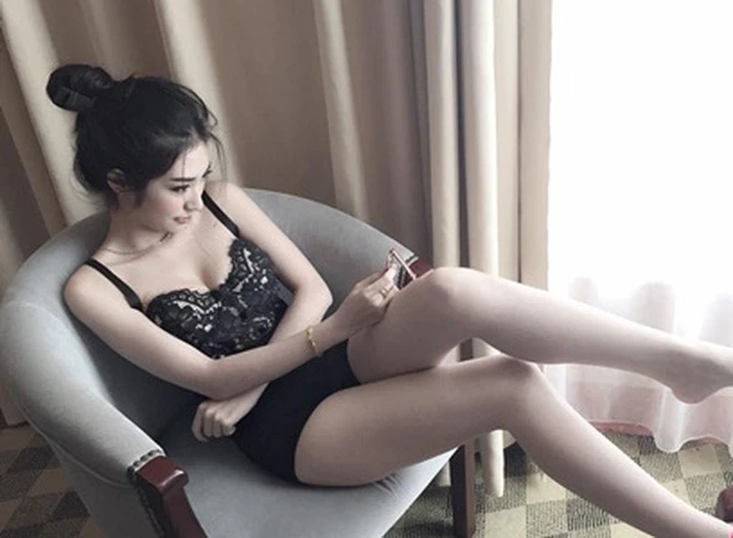 Nhan sắc và gu thời trang ngày càng gợi cảm của Khổng Tú Quỳnh