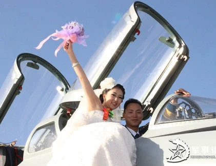 Dân mạng TQ sốt ảnh đám cưới của bộ đội không quân