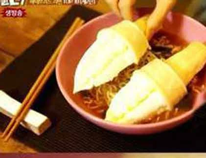 Kỳ quặc mỳ ăn liền trộn kem ốc quế