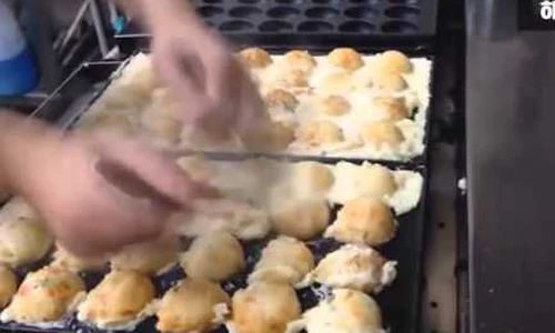 Khách hàng mê mẩn tài làm bánh siêu đỉnh của đầu bếp