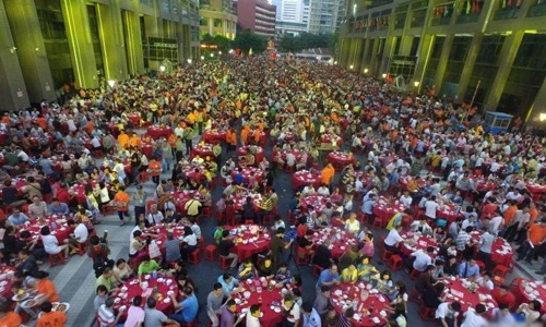 Choáng đại tiệc tân gia khổng lồ trải dài cả khu phố