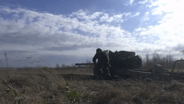 Giống như nhiều mẫu pháo chống tăng khác, MT-12 là mẫu pháo kéo sử dụng pháo chính nòng trơn cỡ 100mm.