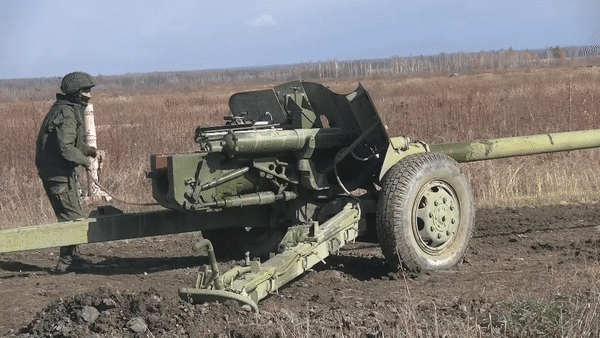 Thiết kế của MT-12 không khác mấy so với các dòng pháo kéo khác ngoại trừ việc nó được thiết kế để chống tăng hoặc các vị trí phòng thủ kiên cố của đối phương.