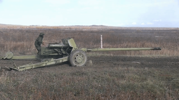 Pháo MT-12 có góc xoay của bệ pháo lên đến 54 độ và nâng hạ góc nòng pháo là từ 20 đến -6 độ.