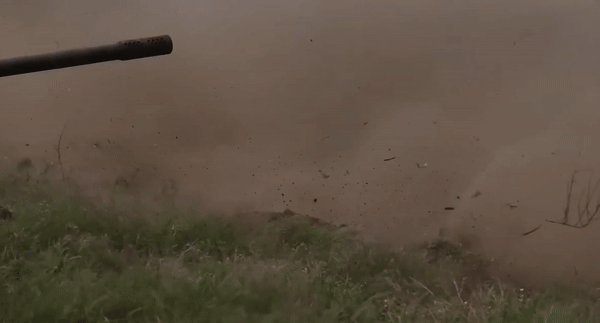 Pháo chống tăng MT-12 tiền thân là T-12. Đây là loại pháo chống tăng được Liên Xô đưa vào trang bị từ đầu những năm 1960.