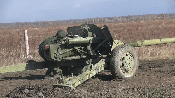 MT-12 có trọng lượng 3.1 tấn với chiều dài tổng thể lên đến gần 10m, đây chính là một trong những nguyên nhân khiến việc triển khai MT-12 trở nên khó khăn hơn.