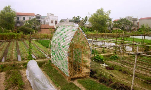Báo ngoại kinh ngạc với nhà bằng chai nhựa ở Hà Nội