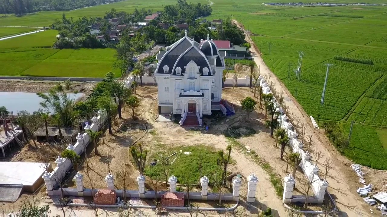 Video: Lâu đài nguy nga mọc lên giữa miền quê nghèo Hà Tĩnh