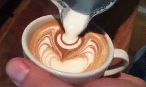 Mê mẩn nghệ thuật pha cà phê capuchino
