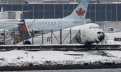 Zoom sát máy bay Mỹ suýt lao xuống vịnh