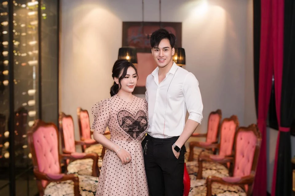 Đại diện Việt Nam thi “Man of the Year” diện trang phục dân tộc “nóng mắt”