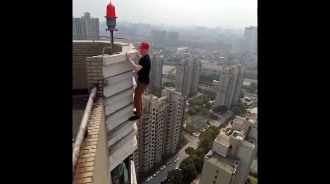 Video: Thanh niên liều mạng tay không biểu diễn bên mép nhà cao tầng
