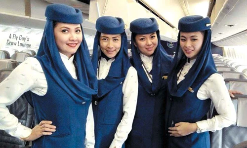 Ngỡ ngàng cảnh tiếp viên hàng không che mặt trên máy bay