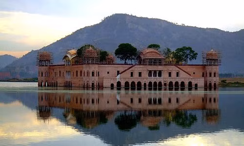 Lời đồn ma ám trong cung điện bị bỏ hoang