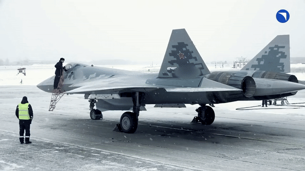 Nga bắt đầu phát triển dự án PAK-FA vào đầu thập niên 2000 và chuyến bay đầu tiên của T-50 nguyên mẫu của Su-57 được thực hiện tại Komsomolsk-on-Amur vào tháng 1/2010, sau nhiều lần trì hoãn.