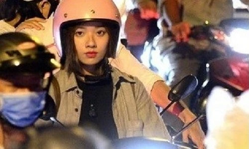 Hot girl kẹt xe ở TP HCM được dân mạng "săn lùng"