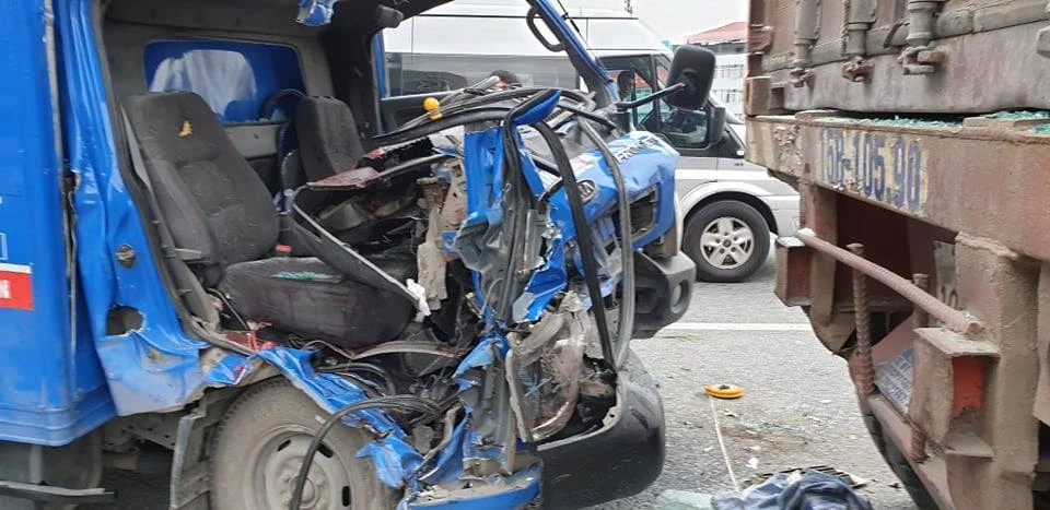 Xe thư báo biến dạng không tưởng sau khi đâm vào đuôi xe container