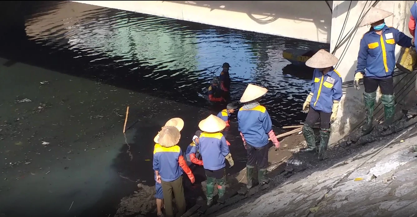 Dân đổ ra xem công nhân ngâm mình dưới sông Tô Lịch đen xì giữa trưa nắng